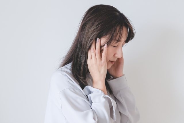 耳管開放症に悩む女性