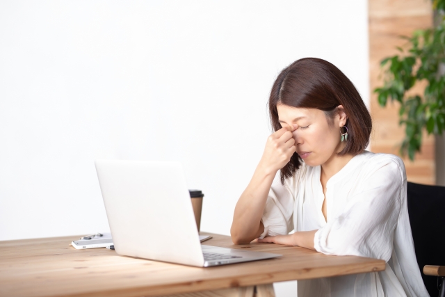 まぶたの痙攣で悩む女性
